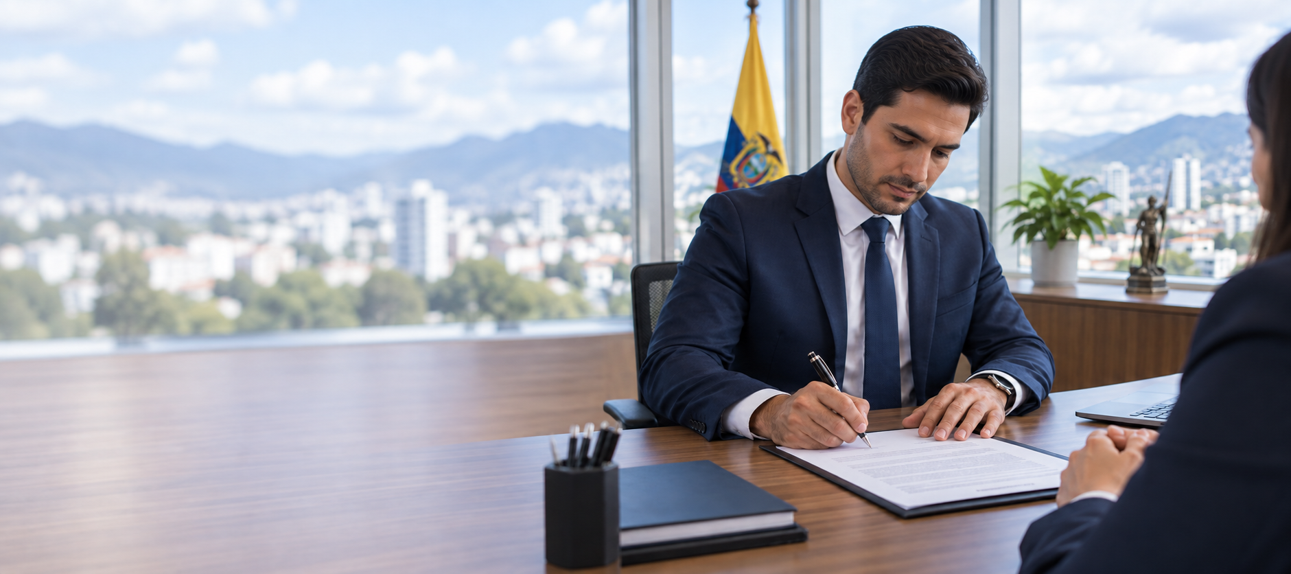 Firma de un documento en una oficina